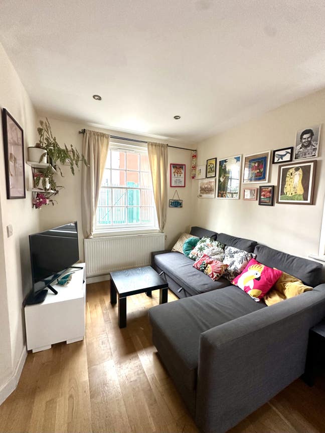 Double Room with Private Toilet for Single Tenant Main Photo