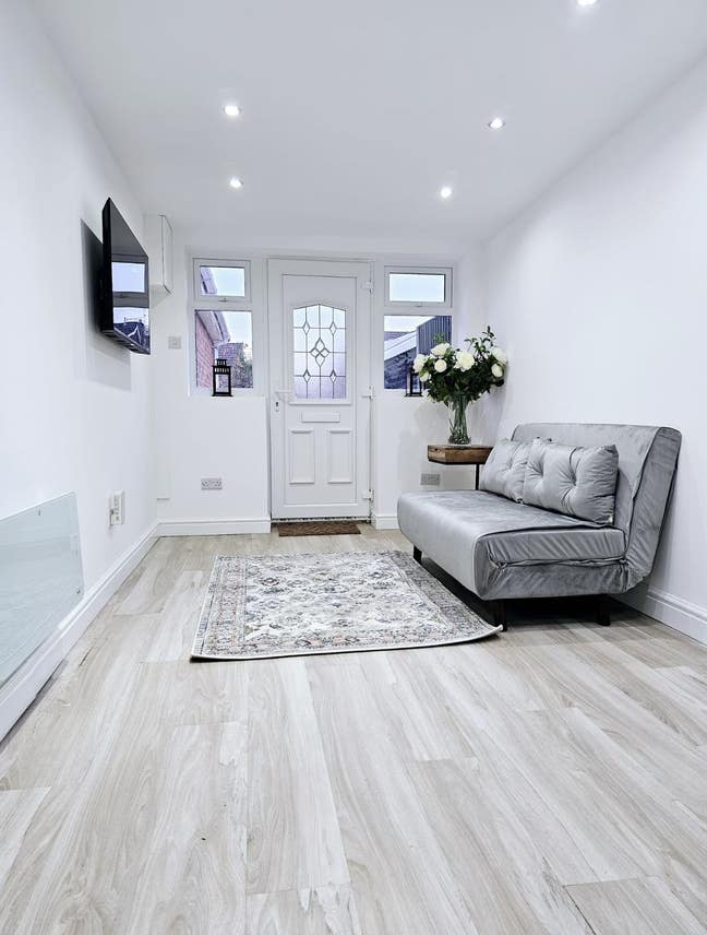 Stunning 1 bed room Bunglow (All bills Included) Main Photo