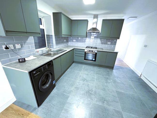 1 Bed Flat with Garden &pound;1800 All Bills Included Main Photo