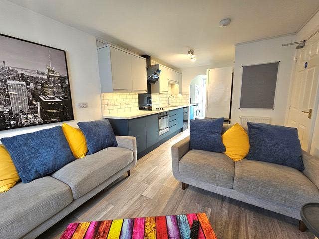 Bright Double Room in Shared House Main Photo