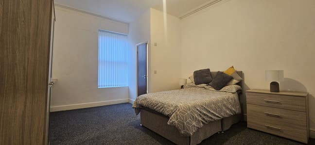 1 Large En Suite Double Room Available in L9! Main Photo