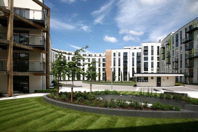 Gated Large 2 bedroom Ground Floor Apartment  Main Photo