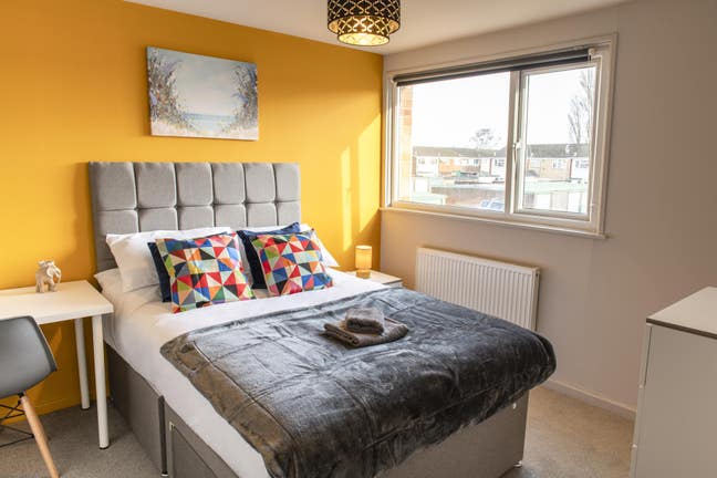 Nice bedroom at Magnolia House near QEH  Main Photo