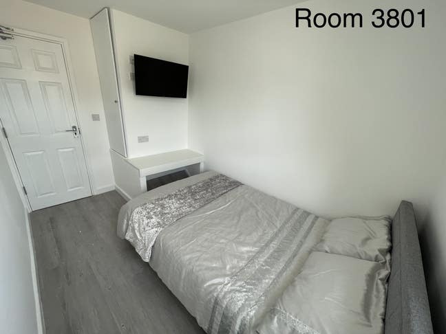 3801 Delightful Small Double Room w En-suite Main Photo