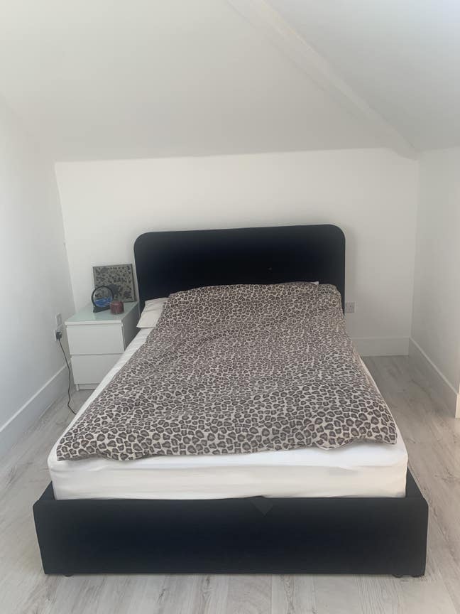 Double room to rent in NP20  Main Photo