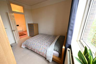 Double room in v v spacious Clapham Junction flat Main Photo