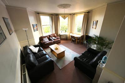 Double room in v v spacious Clapham Junction flat Main Photo