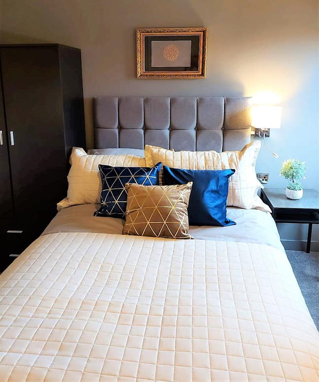 Comfortable Studio 5 min walk QEH, parking ! Main Photo