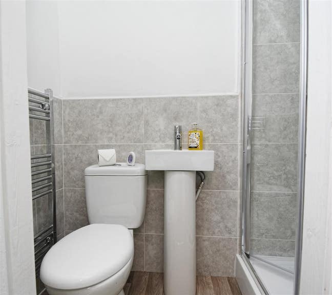 Rooms to Rent. ALL BILLS and WI-FI are included !! Main Photo