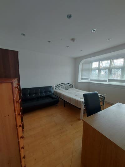 *** Double Room available Now in EN5*** Main Photo