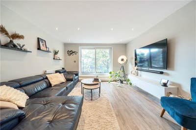 Modern 2-Bed Flat in Hanwell Main Photo