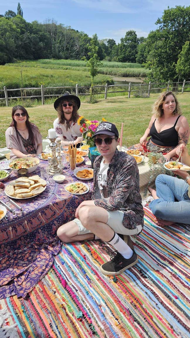 Looking to buddy up for a 2-3 bed place Main Photo