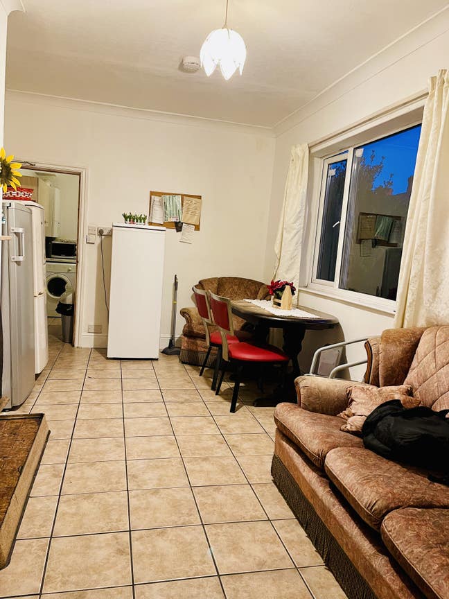 Beautiful Large Room- Superfast 500MBps Internet Main Photo