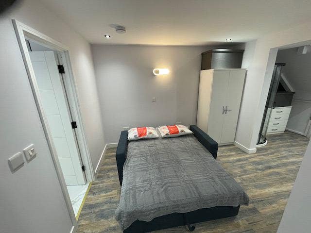 Studio with Self Contained En Suite & Kitchenette Main Photo