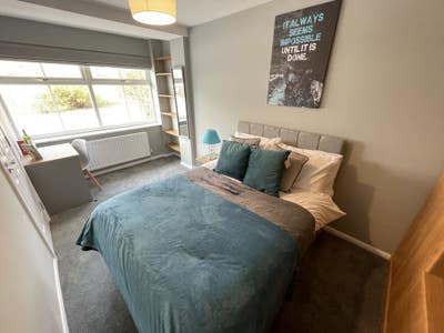 Large Bedroom in a Professional House Share  Main Photo