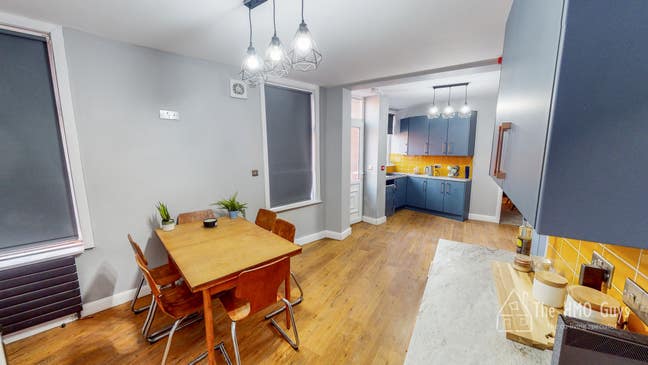 🌟 Fantastic Salford House – Beautiful Design Main Photo