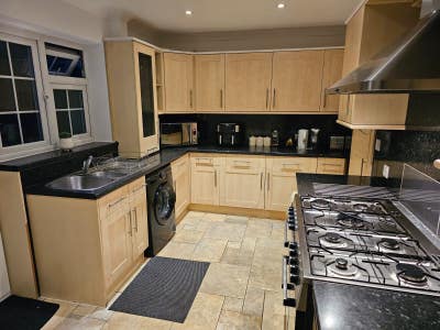 Double room available, 2mins walk to bus stop Main Photo