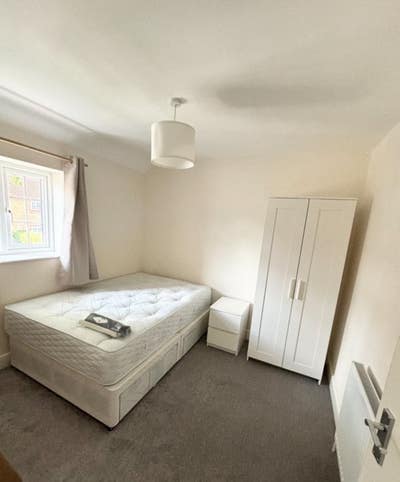 Refurbished Double Bedroom steps from Central Line Main Photo