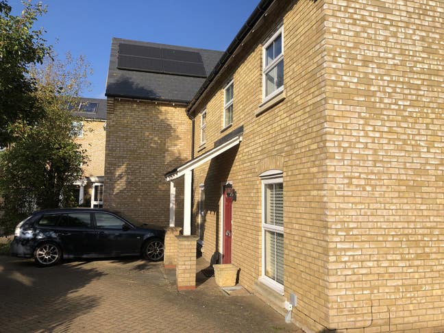 Double room in shared house Main Photo