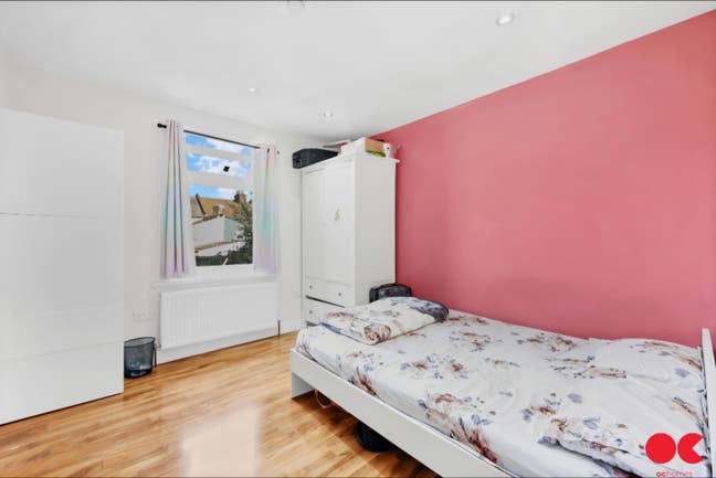 Double Bedroom. Ensuite. For a Single female Main Photo