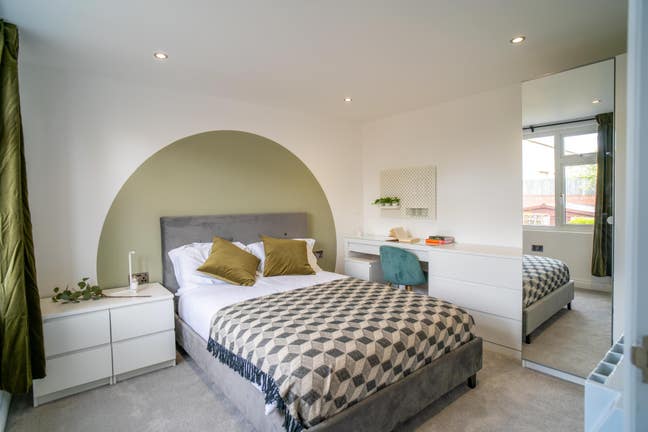 Large Luxury Bedroom with en-suite & parking Main Photo