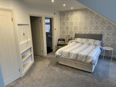 Spacious En-suite room for 3 student  professional Main Photo