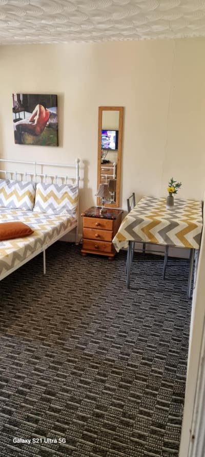 Room for rent (Sands High Wycombe) &pound;600 Main Photo