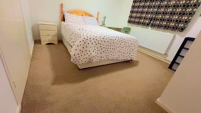 Spacious Double  Room Near QEH - Available Now Main Photo