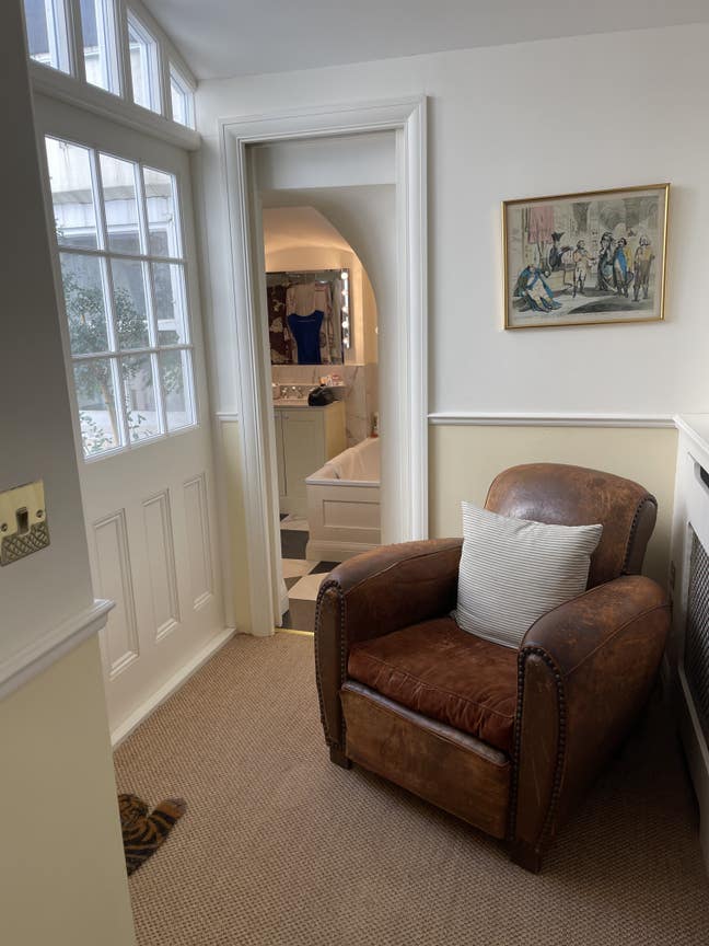 En-suite double in SW1 dream home with own access Main Photo