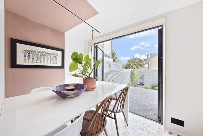 Lovely home near Leytonstone tube station Main Photo