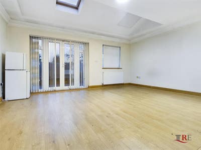 Ultra Spacious Ensuite Room in Edware HA8 Main Photo