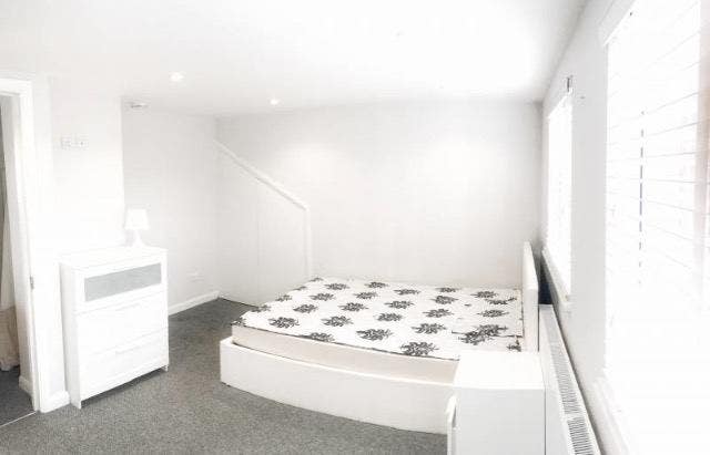 Fantastic Large Sunny Room Close to Everything Main Photo