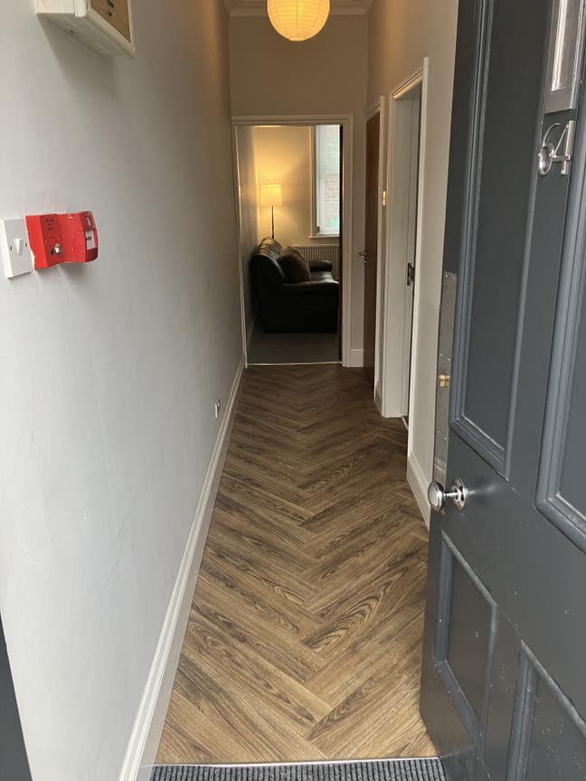 Modern, Fully renovated house share . Main Photo