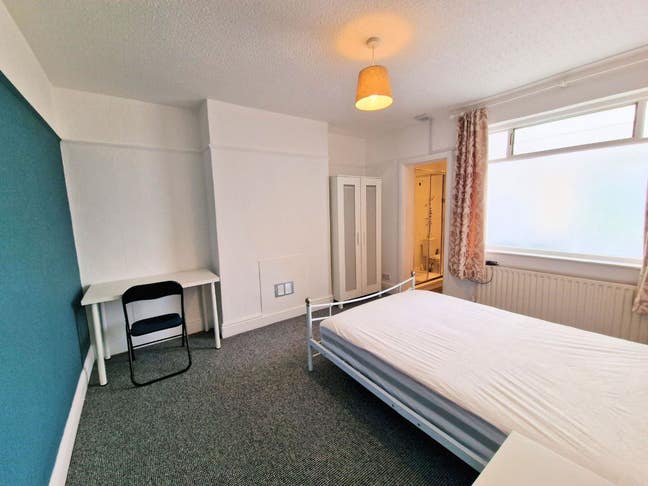 **🏠 LARGE En Suite Room - All Bills Included! Main Photo