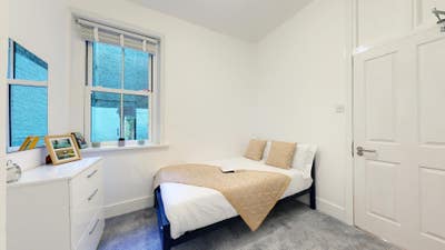 Askew Road dble rm All bills, wifi, ctax p/share Main Photo