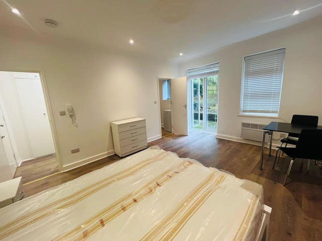 Large Studio with Private Garden Main Photo