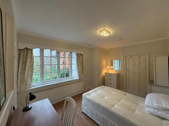 Spacious single bed-sitting room 3 mins from tube Main Photo