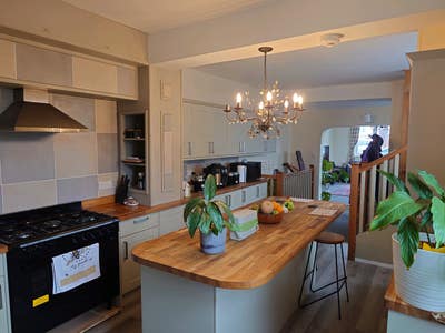 Large Double Room in Spacious House with Parking Main Photo