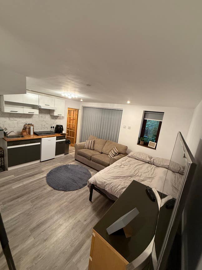 Self contained studio with en-suite / garden Main Photo