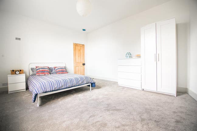 Spacious Double Room Available in Turnpike Lane N8 Main Photo