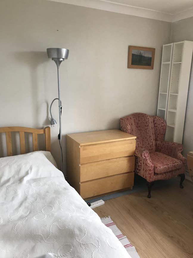 Homey double bedroom  Main Photo
