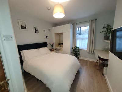 Double room, nr. Polegate station, sink, desk, TV Main Photo