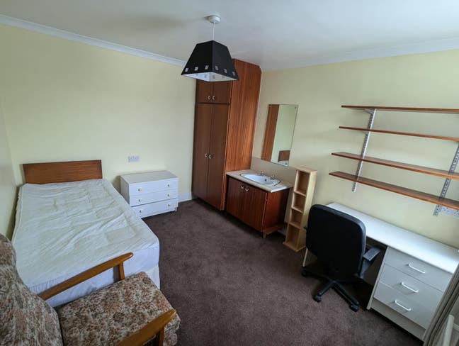Room available in shared house in Victoria Road Main Photo