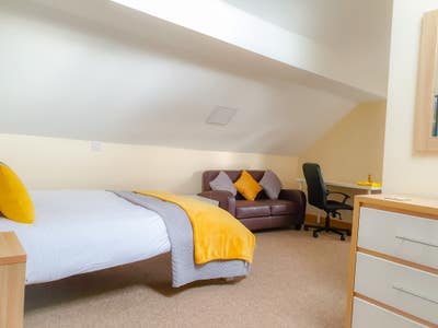 Very Large Ensuite Bedroom Close to the Station Main Photo