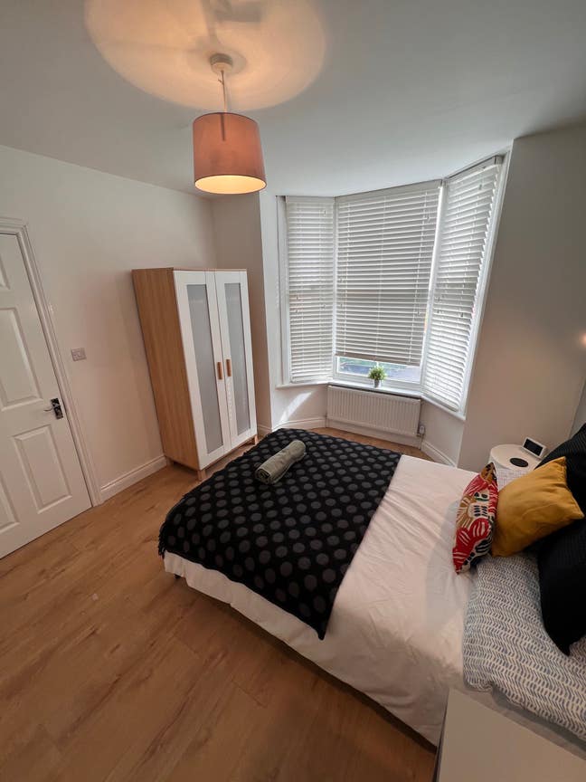 Spacious modern room in great location Main Photo