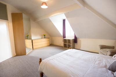 HUGE double attic room close to City - Bills Inc! Main Photo