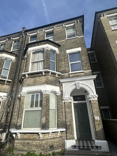 Bright Bedsit in Stockwell (Council Tax included) Main Photo