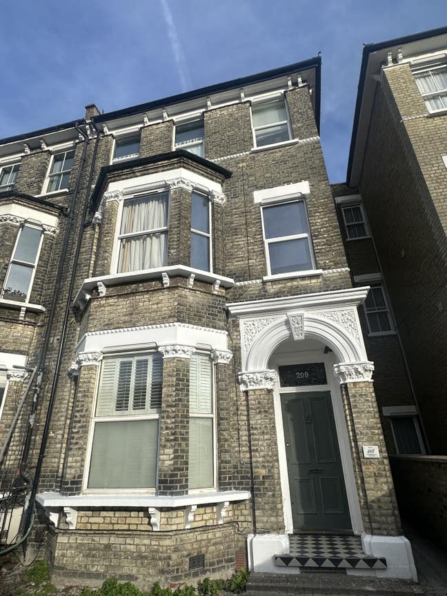 Bright Bedsit in Stockwell (Council Tax included) Main Photo