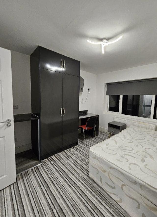 6 en-suites in Cowley | Full Groups Main Photo