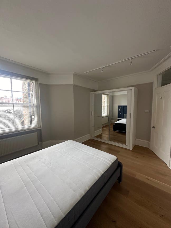 Beautiful room to rent out  Main Photo